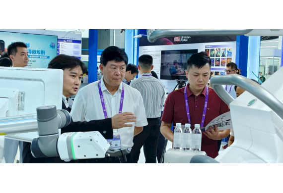 韦伟松率队赴第22届中国—东盟博览会人工智能成果展开展现场研学